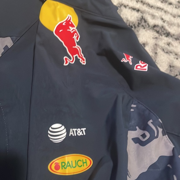 Red Bull Racing Formula 1 Team Hooded All Weather Jacket Puma woman’s M - Picture 6 of 7